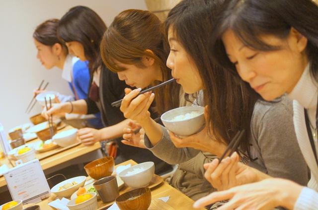 「丸の内タニタ食堂」で昼食をとる女性客