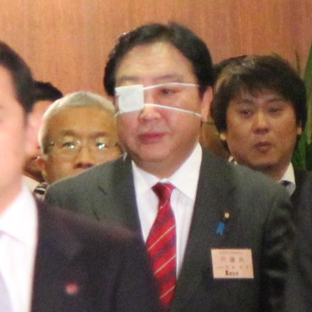 眼帯をつける野田首相