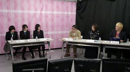 左から、有田工業高校デザイン科3年（番組出演当時）・川添こころさん、島田花穂さん、田中みづきさん、毎日新聞論説副委員長の与良正男さん、「サステナ」代表のマエキタミヤコさん、メディア・アクティビストの津田大介さん