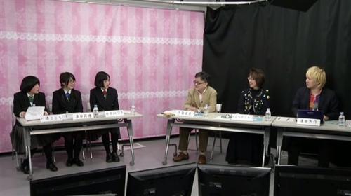 左から、有田工業高校デザイン科3年（番組出演当時）・川添こころさん、島田花穂さん、田中みづきさん、毎日新聞論説副委員長の与良正男さん、「サステナ」代表のマエキタミヤコさん、メディア・アクティビストの津田大介さん