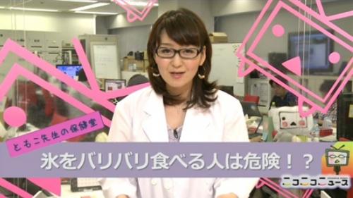 普段は着用しない白衣を着た吉野智子キャスター