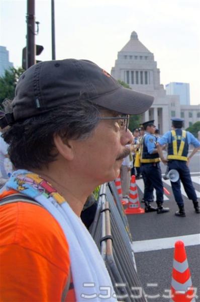 国会前の道路を見つめる平野悠さん