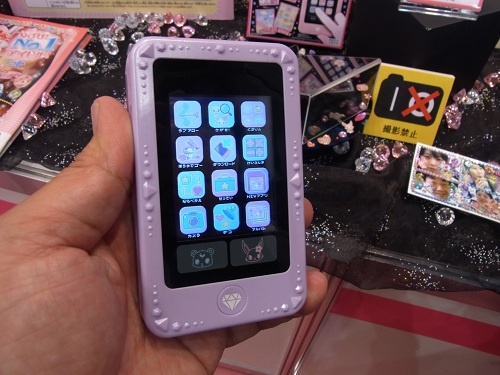 【東京おもちゃショー2012】子ども専用スマートフォンがカラー液晶とカメラを搭載『ジュエルポッド ダイアモンド』