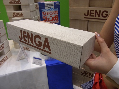 ボール紙を組み立てた箱がブロック