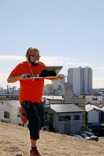 肉まんをほおばりながら疾走