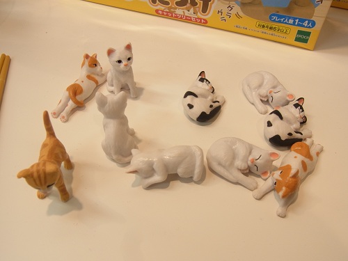 10匹の子猫フィギュアで遊びます
