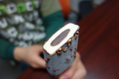 アイスの中に板チョコが入り、さらにチョコレートでコーティングされた『チェリオ』