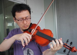 バイオリンを弾く森たん。