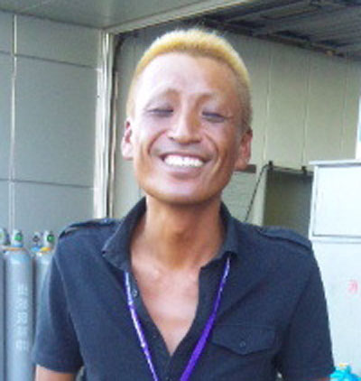 謎の黒光りする男性