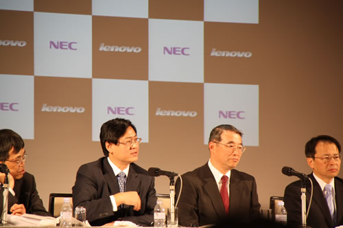 左はレノボ・グループCEOのユアンチン・ヤン氏、右はNEC代表取締役　執行役員社長の遠藤信博氏
