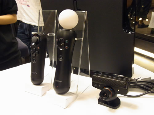 『PlayStation Move モーションコントローラ』と『PlayStation Eye』が基本構成。これに『PlayStation Move ナビゲーションコントローラ』が補則します
