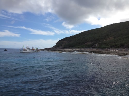 尖閣諸島の魚釣島に日本人が上陸した瞬間の写真（全体）