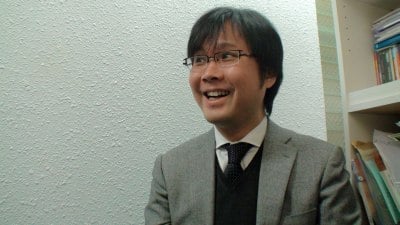 ほほえむ井上トシユキさん