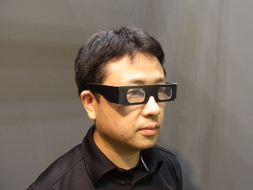 専用3Dメガネをかけると浮いて見える！