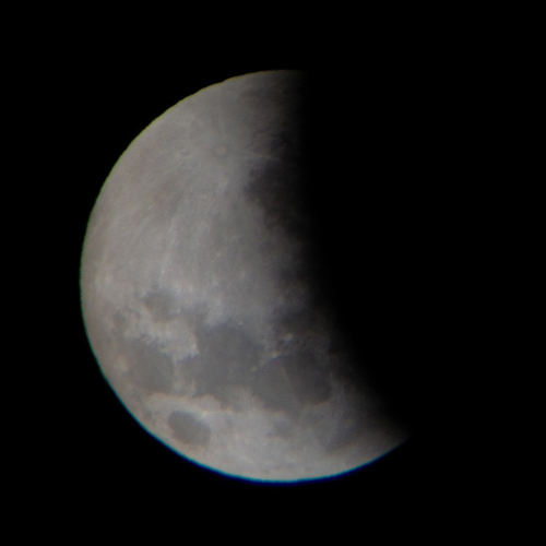皆既月食！　天体望遠鏡に『iPhone』を取りつけて撮影したリアルタイム中継の一部始終