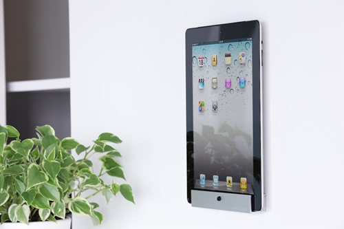 『Just Mobile Horizon Wall Moount for iPad』縦に取り付た例