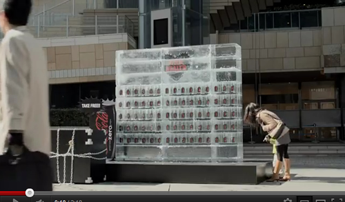 【動画】「TAKE FREE」と書かれた『コカ･コーラ ゼロ』は氷塊の中に　そのとき人はどう行動するのか