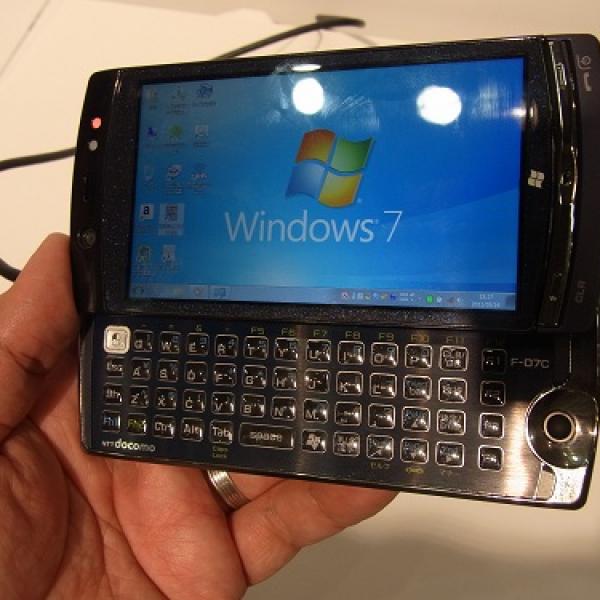Windows7ケータイ F-07C ブラック ムスビー｜NTT docomo 富士通 Windows 7 ケータイ F-07C (Navy Black