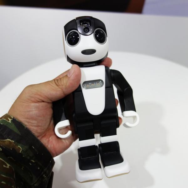 CEATEC2015】スマホじゃなくて“ロボホン” シャープが電話にもなる