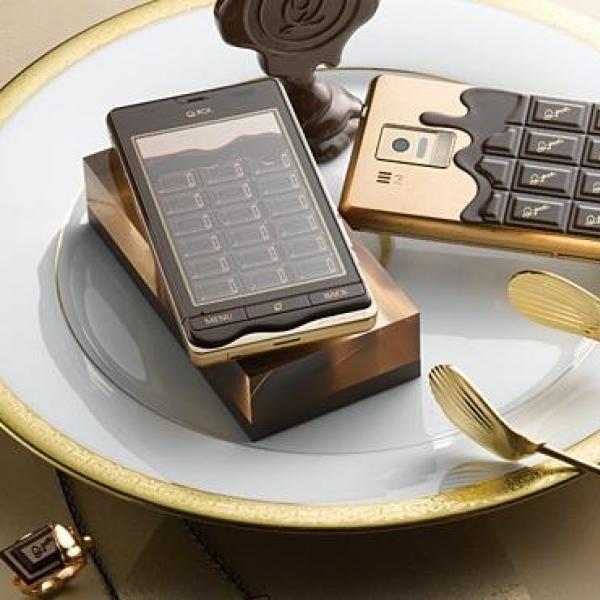 ドコモ、板チョコのようなスマートフォン「Q-pot.Phone SH-04D