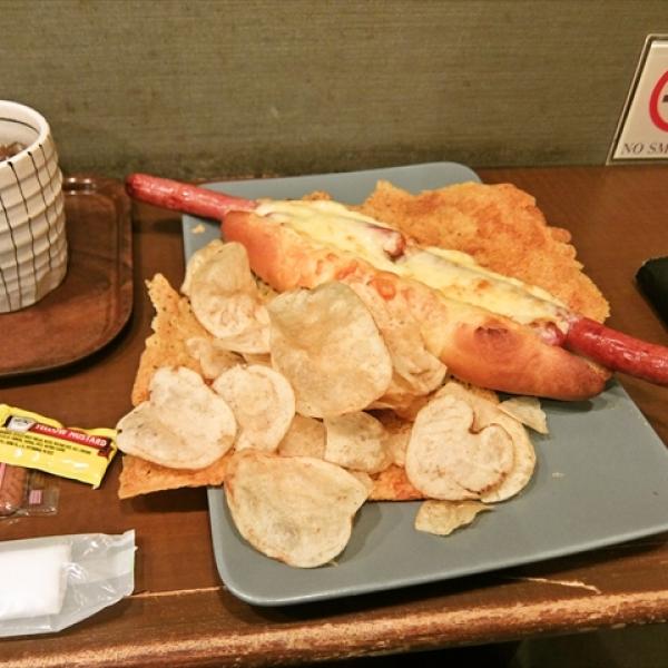 【ガジェ通秋葉原制覇】アキバで一番旨い『チーズホットドッグ』を食す！　＠『Cafe　MOCO』