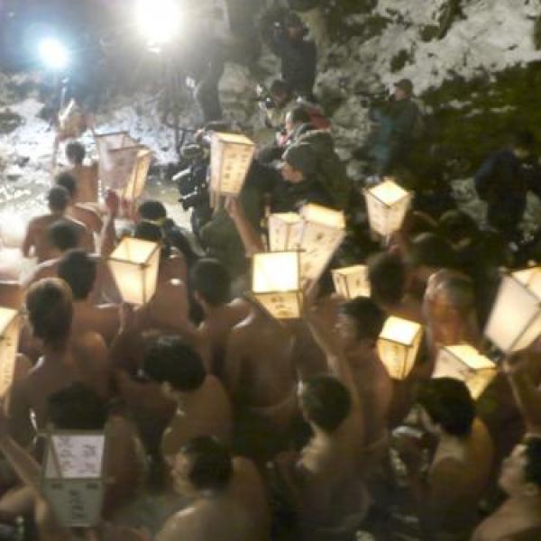 ふんどし姿の男たちが入り乱れる蘇民祭 ”密着”レポート ｜ ガジェット通信 GetNews