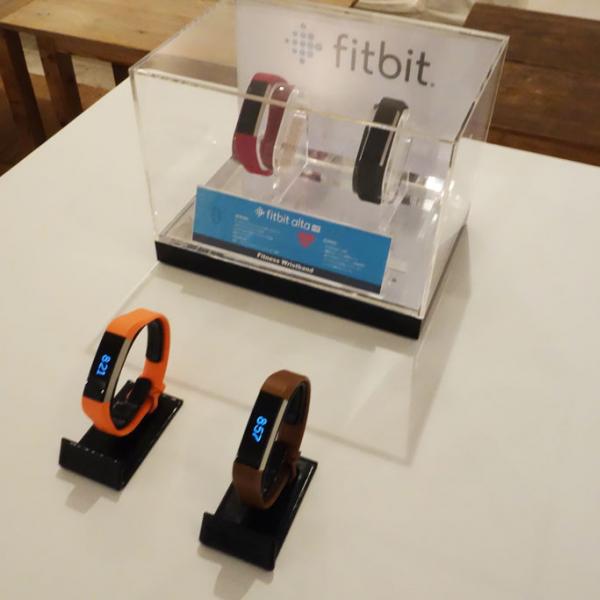 心拍数計測と詳細な睡眠記録が可能なリストバンド型活動量計『Fitbit