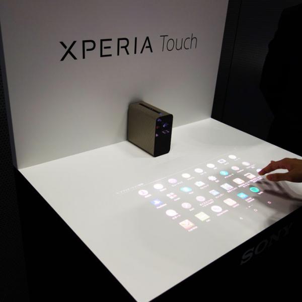 投射した画面をタッチ操作できるスマートプロジェクター『Xperia Touch