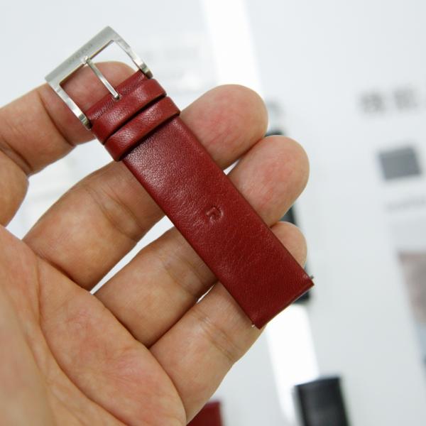 既存の腕時計に付けられる電子マネー機能付きレザーバンド『wena wrist