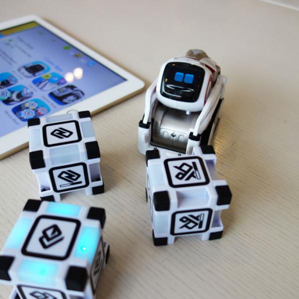 動画】SF映画から出てきたみたい AI搭載のロボットトイ『COZMO（コズモ