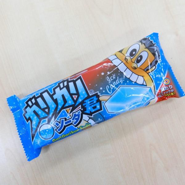 【コンビニアイス全レビュー】赤城乳業『ガリガリ君ソーダ』　変わらないこの味！　手軽に食べられる定番ソーダアイス!!
