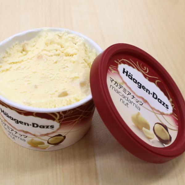 【コンビニアイス全レビュー】リピート率が高いのも納得！　甘党必食の濃厚アイス『ハーゲンダッツ マカダミアナッツ』