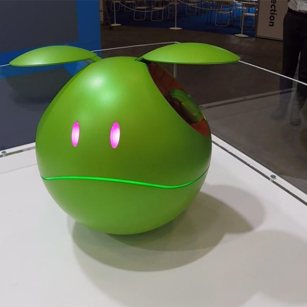 【CEATEC2017】『ガンダム』に登場するハロが動く・光る・しゃべる！　バンダイがAIロボット『ガンシェルジュ ハロ』を参考出展