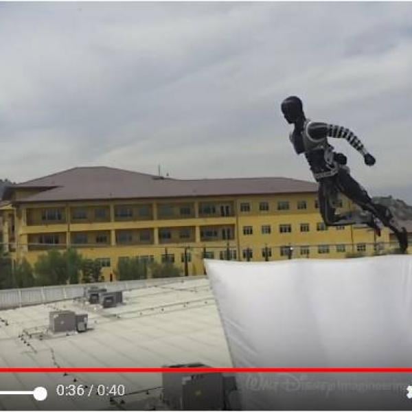 アニマトロニクスの次は“スタントロニクス”　ディズニーランドのショー出演に向けスタントロボットが進化中