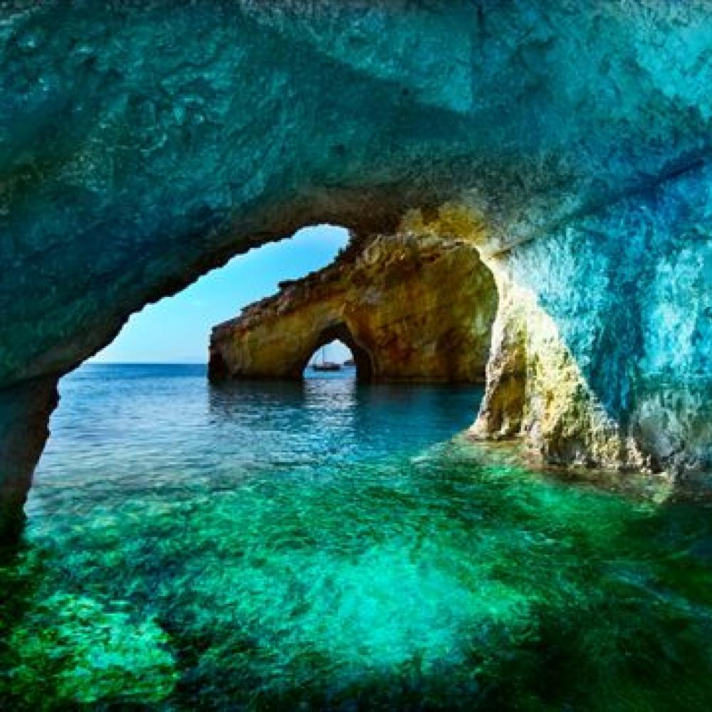イタリアのカプリ島だけじゃない【青の洞窟】は日本にもいっぱいある 