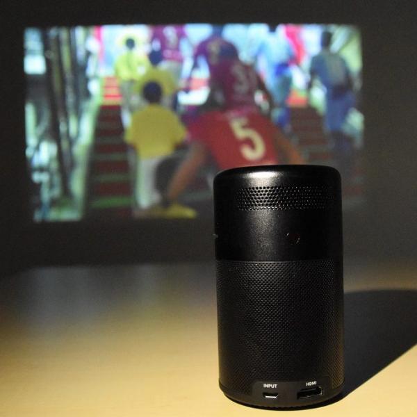 大画面でスポーツ観戦したいのだ！　Ankerのモバイルプロジェクター『Nebula Capsule』で『DAZN』を見る方法