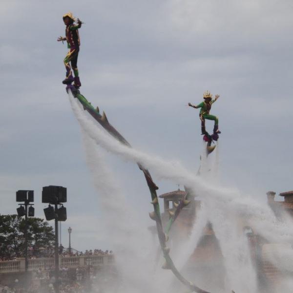 今年もイバラがニョッキニョキ！　連日大盛り上がりの東京ディズニーシー「ザ・ヴィランズ・ワールド」