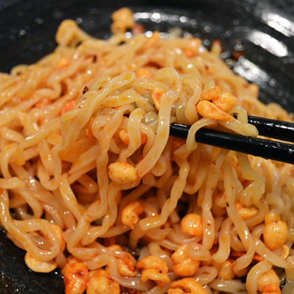 マジで箸が止まらなくなる『悪魔麺』が激しくウマすぎる!!　めんつゆ＋天かす＋食べるラー油を混ぜるだけ
