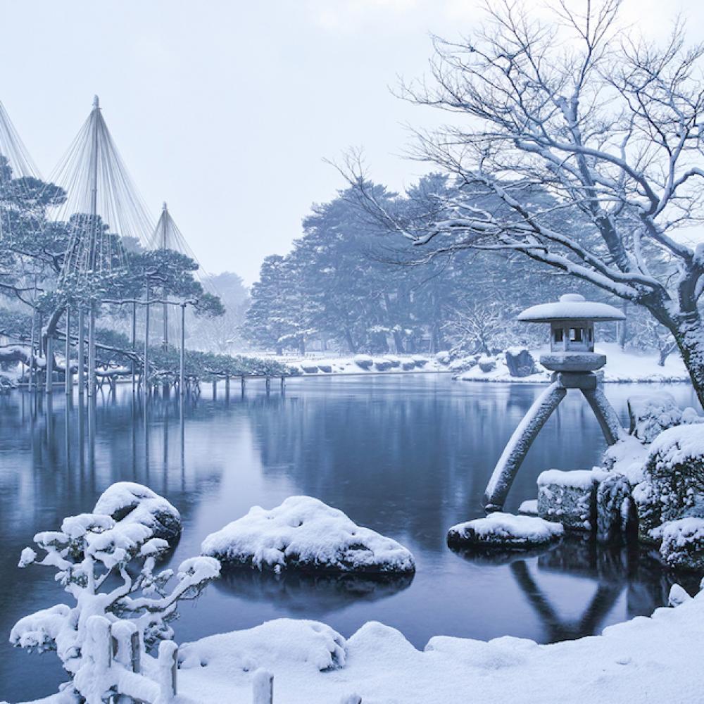 松濱の雪景色の掛け軸。古く痛みありますが、雪景色の色合い、描写は