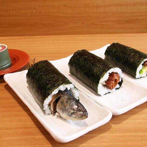 そのまま丸かぶり？ くら寿司の変わり種恵方巻『まるごといわし巻』を食べてみた