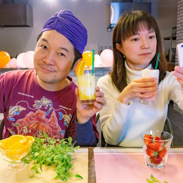 インスタ女子とターバン男子にカフェ・ベローチェの『濃厚いちごみるく』と『爽やかオレンジラッシー』を飲んでもらった[PR]