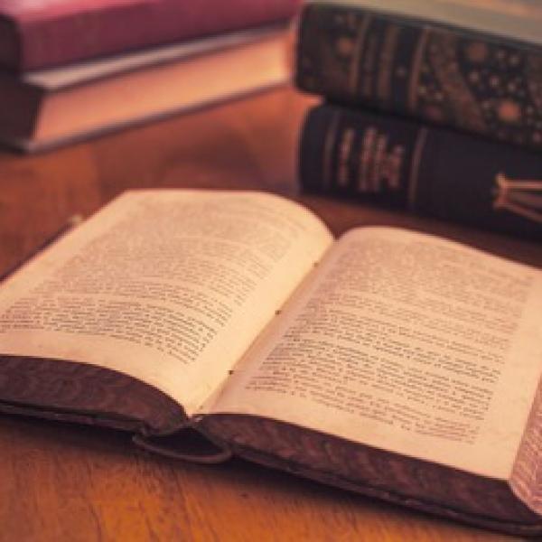 【6月19日は何の日…！？】声に出して読んでみよう、朗読の日！