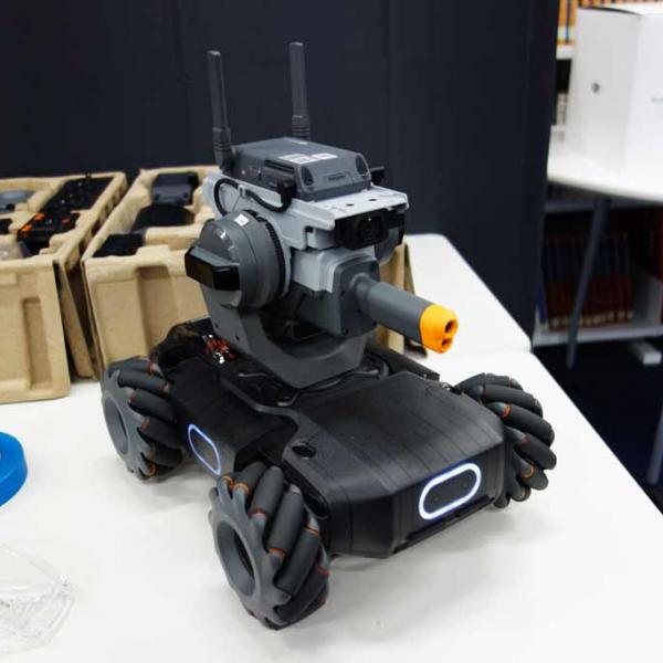 教材と呼ぶにはホビー感が圧倒的なDJIの地上走行ロボット『RoboMaster