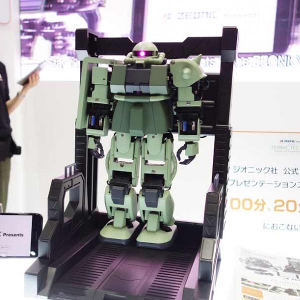 プログラミングで動かせるザクが完成するSTEM教育ロボットキット