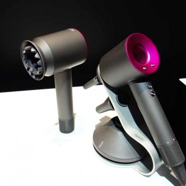 低温のやさしい風ですばやく乾かすアタッチメントを同梱した「Dyson