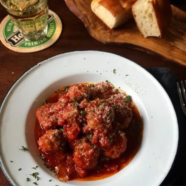 フライパンも包丁も不要のレシピ「肉団子のトマト煮」が話題に「茹でたスパゲティにかければカリオストロのアレ」