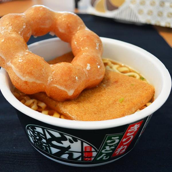 ポン・デ・リングをどん兵衛にのせたら激しくウマい!!　すべてを包み込むやさしい味に僕らはにっこり微笑んだ