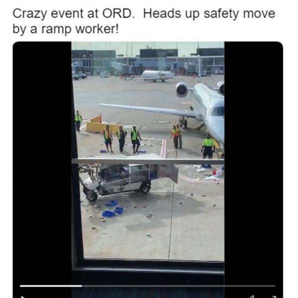 そこだけ台風が発生したのかな　器用に回り続ける飲料運搬用カート