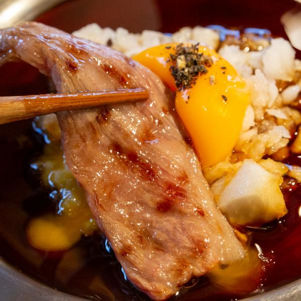 「人は美味すぎるものを食べると笑う」1人前5,500円の焼肉定食！ スタンディング焼肉バー・ヤキニクマフィアで“身もだえ”実食！