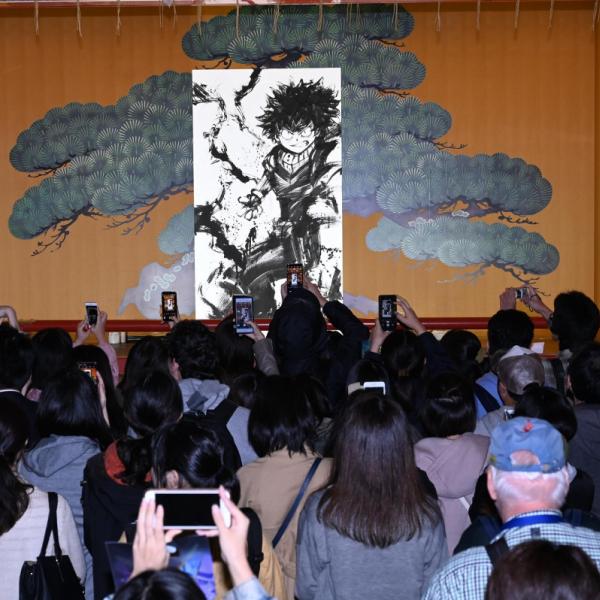 『ヒロアカ』御歌頭による巨大水墨画ライブペインティングでダイナミックな「デク」完成！　本日19時から「オールマイト」Ver.も神田明神で実施